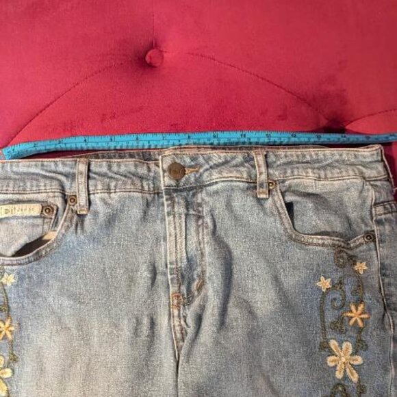 LEI boot cut denim jeans flowers on the side - Picture 6 of 7